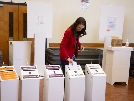 Ardern Votes Two Weeks Before Election Day to Urge Early Ballots