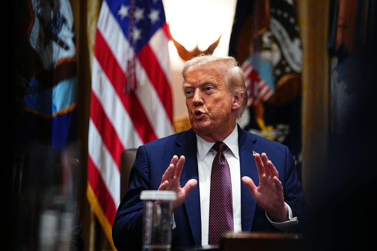 ブルームバーグのニュース記事「トランプ氏のＦＲＢ攻撃、背後に潜む思惑に危うさ－財政優位への道」の画像