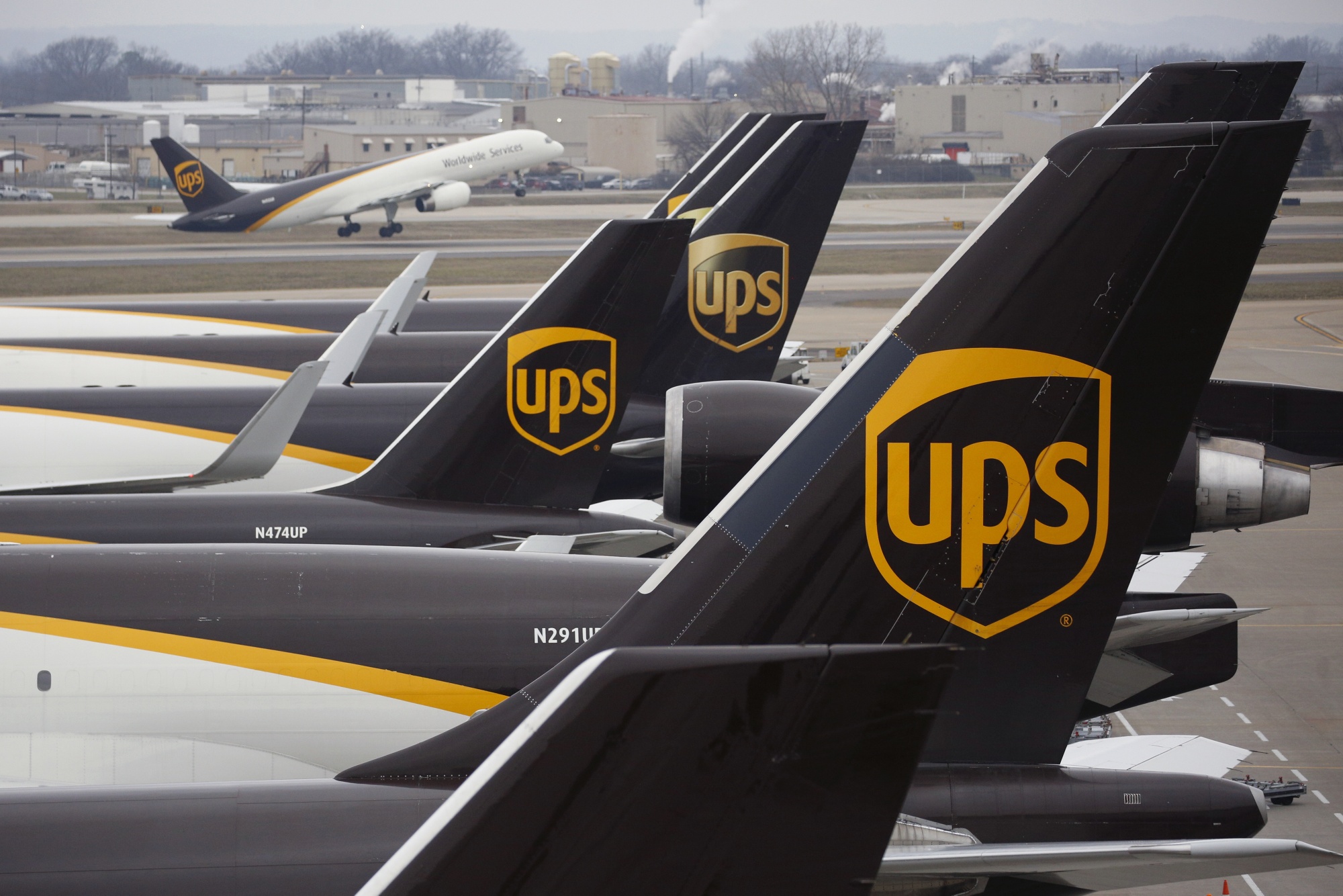 UPS, FedEx Ease Signature Rules for Deliveries With Virus Raging ...