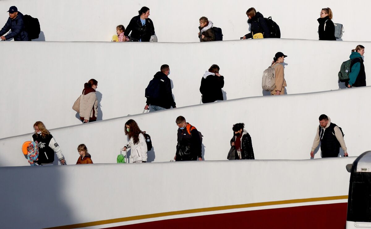 
                            Trump to Review Refugees Admitted Under Biden in New Crackdown