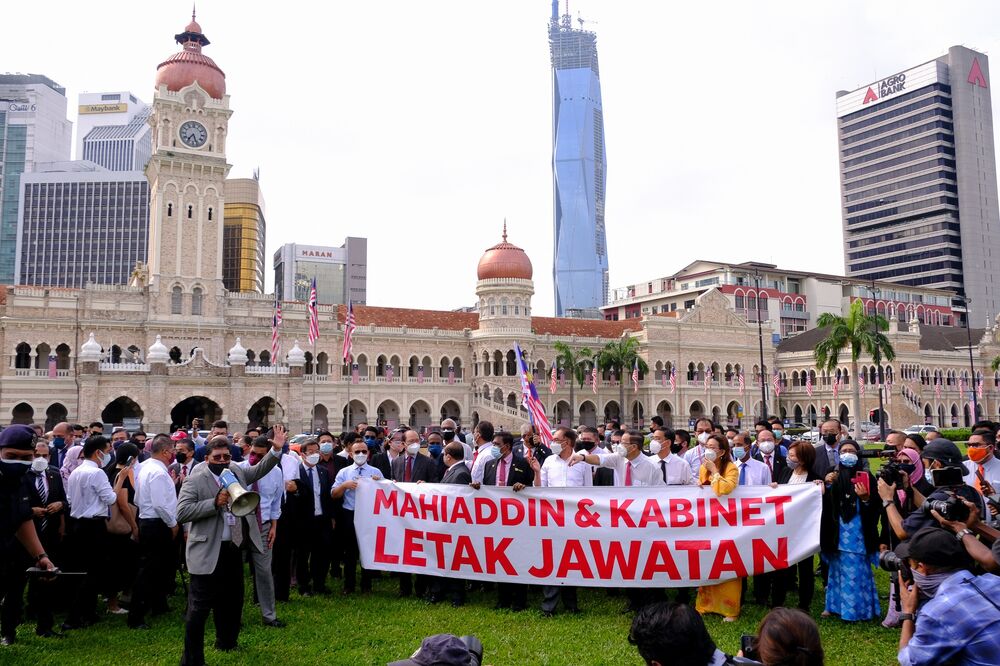 Malaysian Opposition Mps March To Parliament Demand Pm Quit Bloomberg