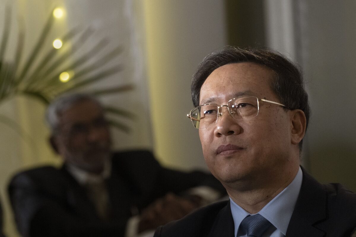 China Seeks US Clarity on AI Talks as Sanction Threats Loom