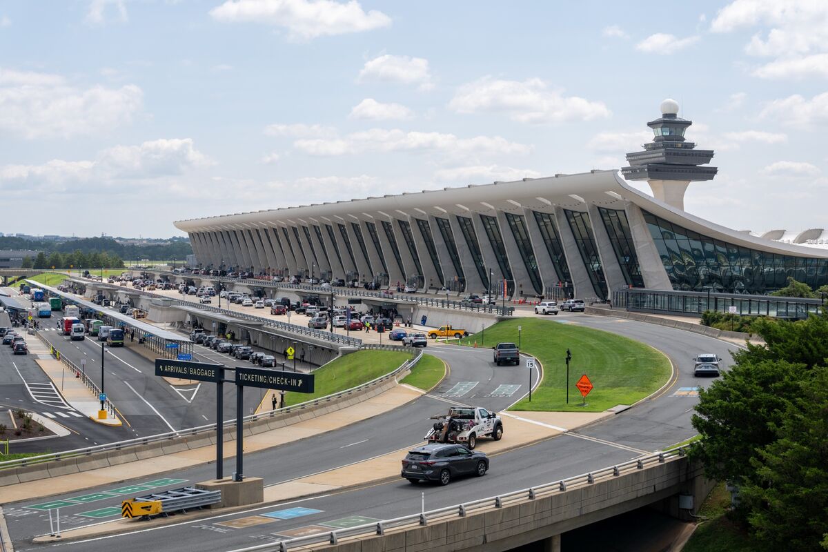 Trump Overhaul Prompts Dulles Board to Seek $14 Billion in Bonds