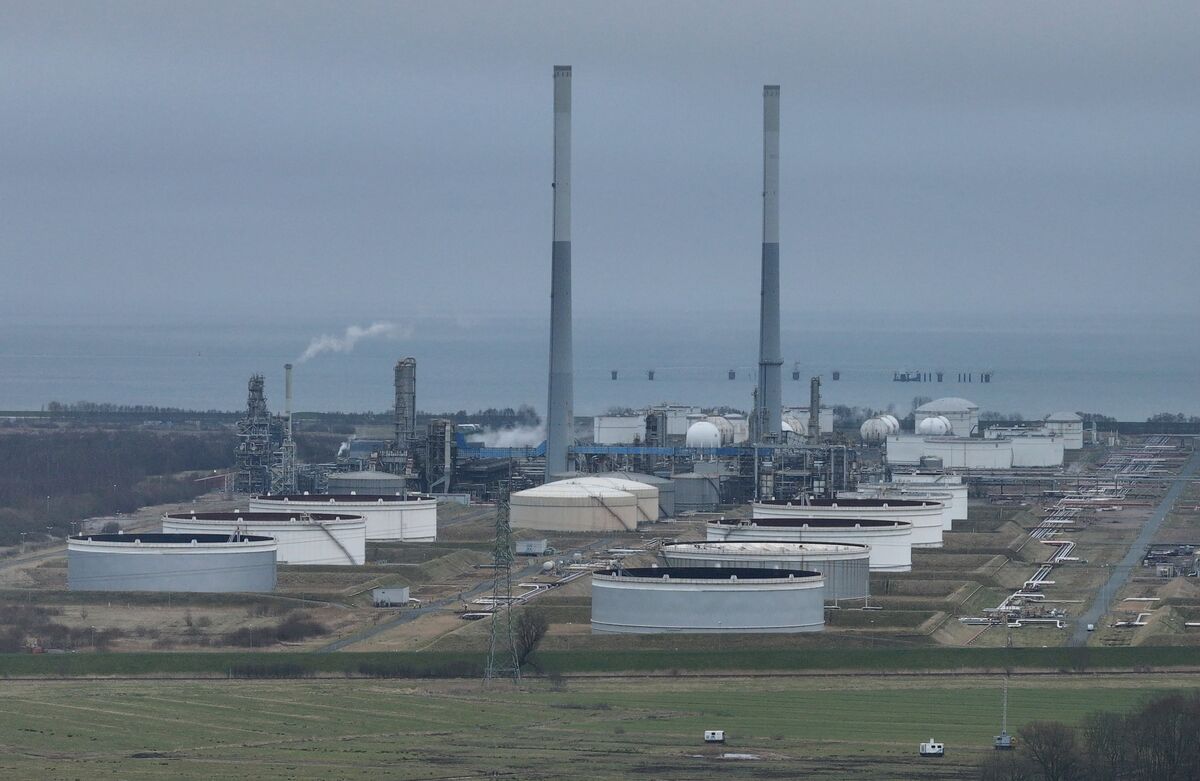 New German Gas Storage Targets to Take Effect on Tuesday - Bloomberg