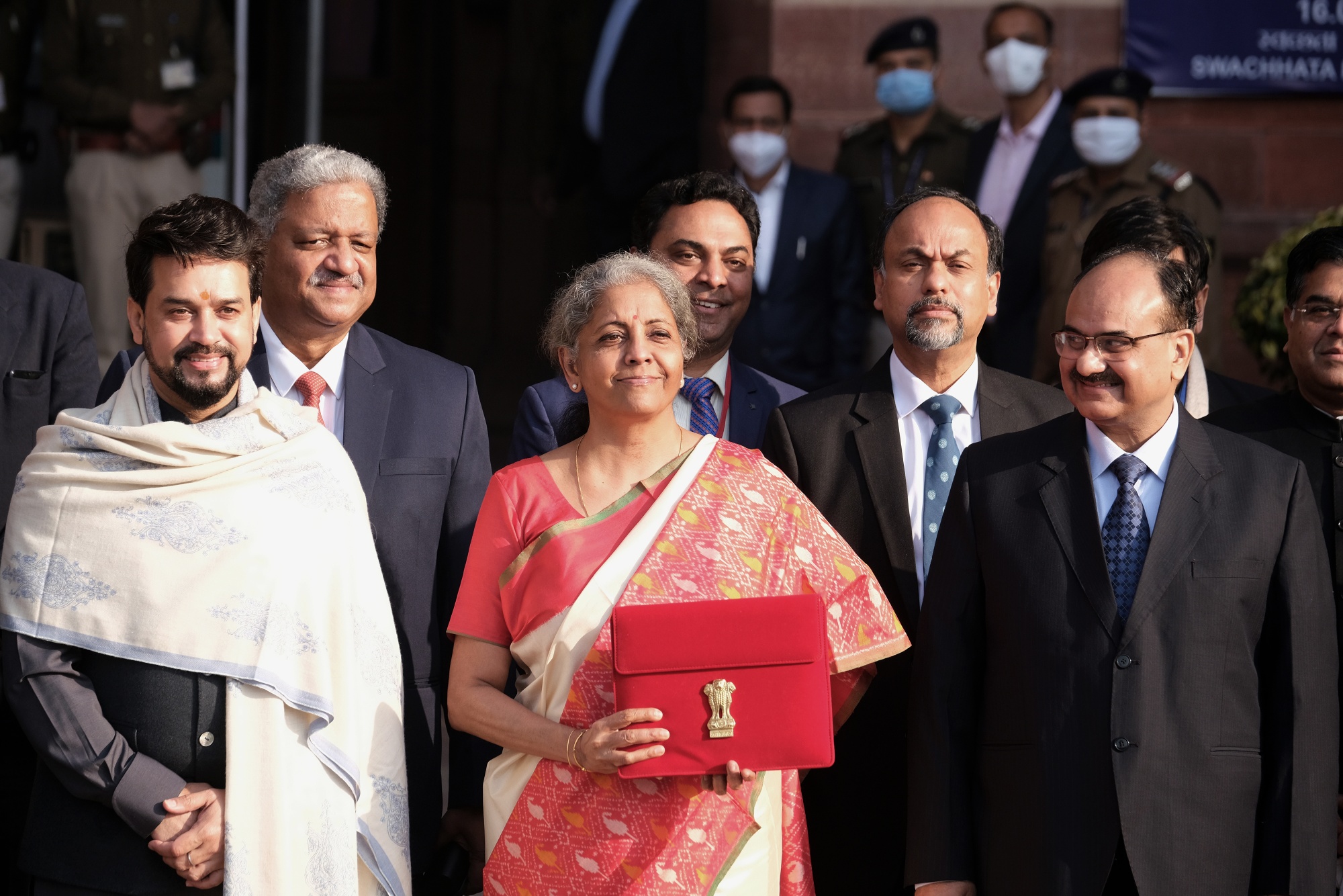 Nirmala Sitharaman et d'autres membres du ministère des Finances présentent le budget annuel à New Delhi, le 1er février.