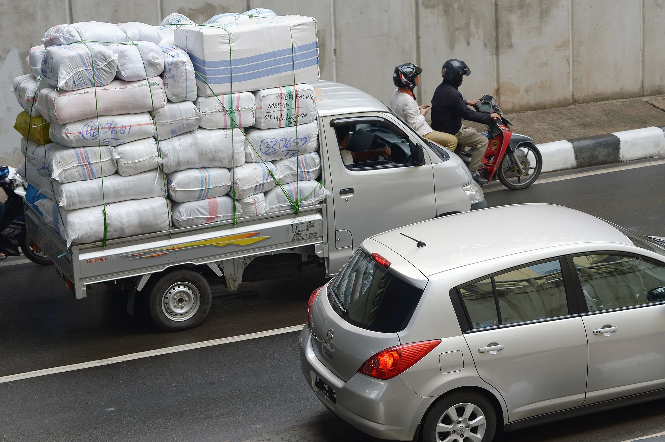 A truck carries&nbsp;packages of garment at the Tanah Abang textile market in Jakarta.&nbsp;