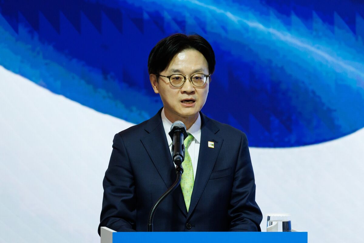 Korea in Race to Keep Chips Edge as China Presses, Minister Says