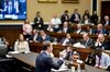 議会公聴会で証言をするフェイスブックのザッカーバーグ氏