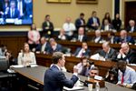 議会公聴会で証言をするフェイスブックのザッカーバーグ氏