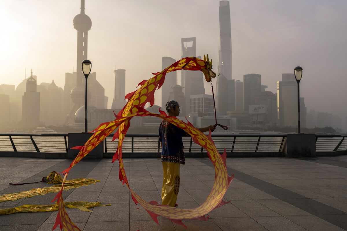 中国株反発、「国家隊」が買い入れ－台湾株価指数は24年以来の安値 - Bloomberg