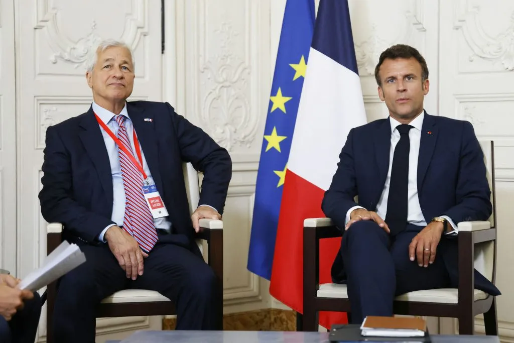 From one friend to another:&nbsp;Emmanuel Macron (R) and Jamie Dimon.