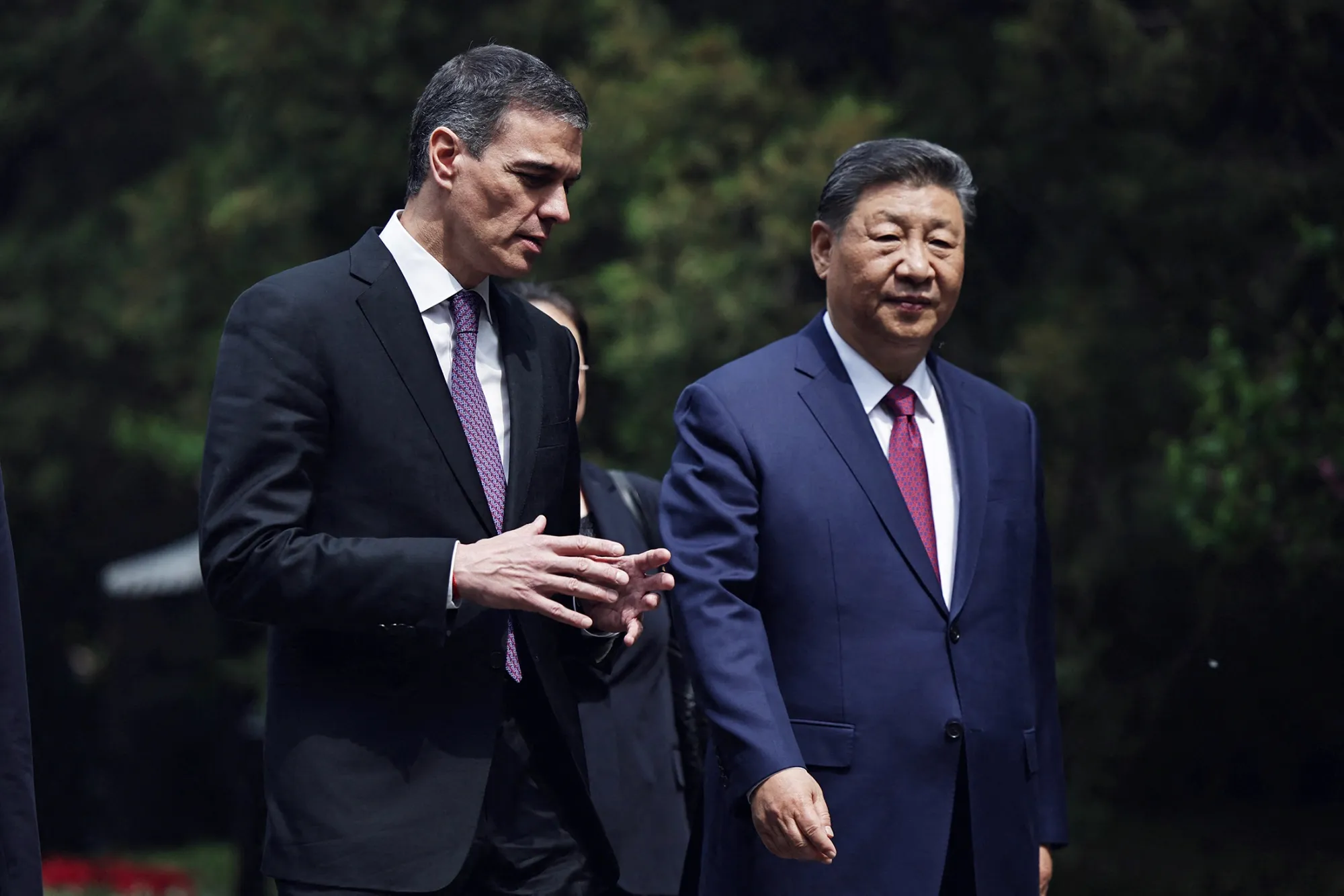 中国の習近平国家主席（右）とスペインのサンチェス首相（北京、2025年）