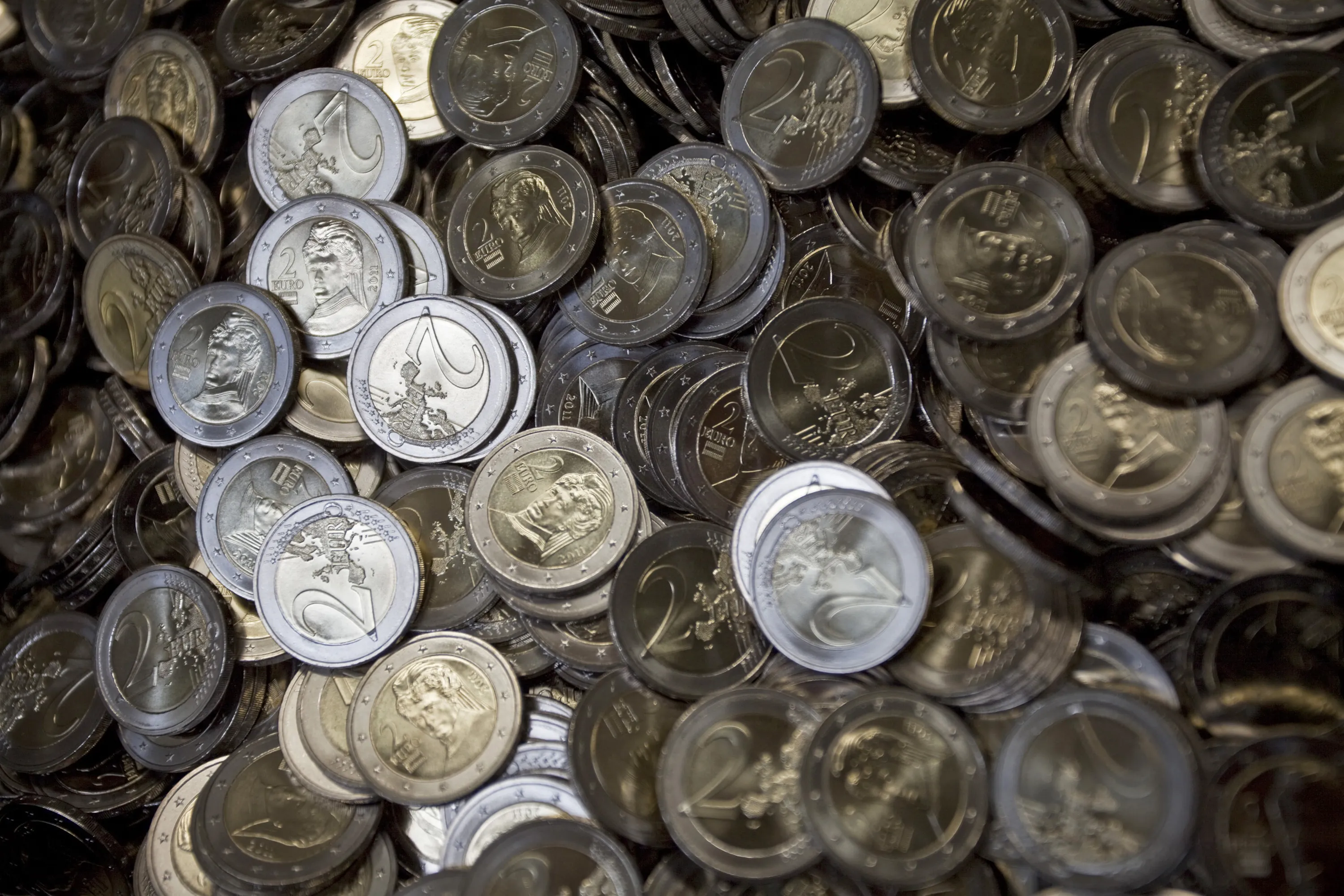 Euro, Stocks Pare Gain, Greek Austerity Plan Wins Votes
