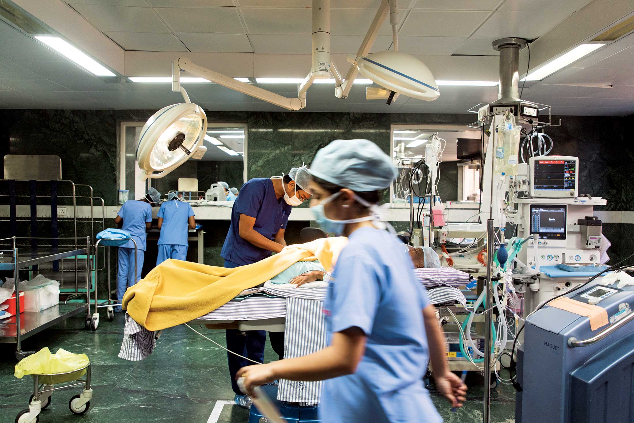 Surgeon Holding A Scringe Menacingly High-Res Stock Photo - Getty Images