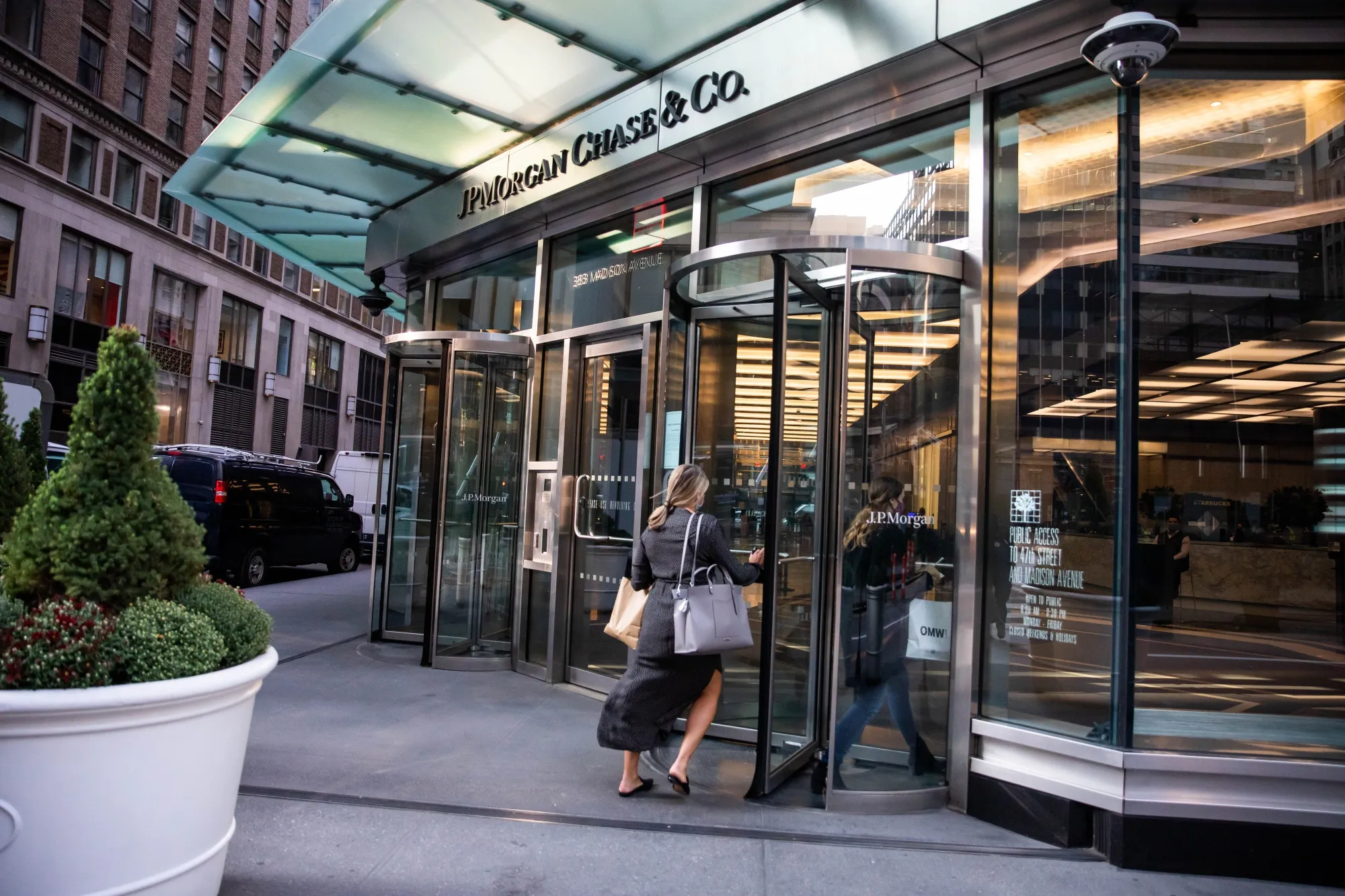 People enter JPMorgan Chase & Co. headquarters in New York, U.S., on Monday, Sept. 21, 2020.
