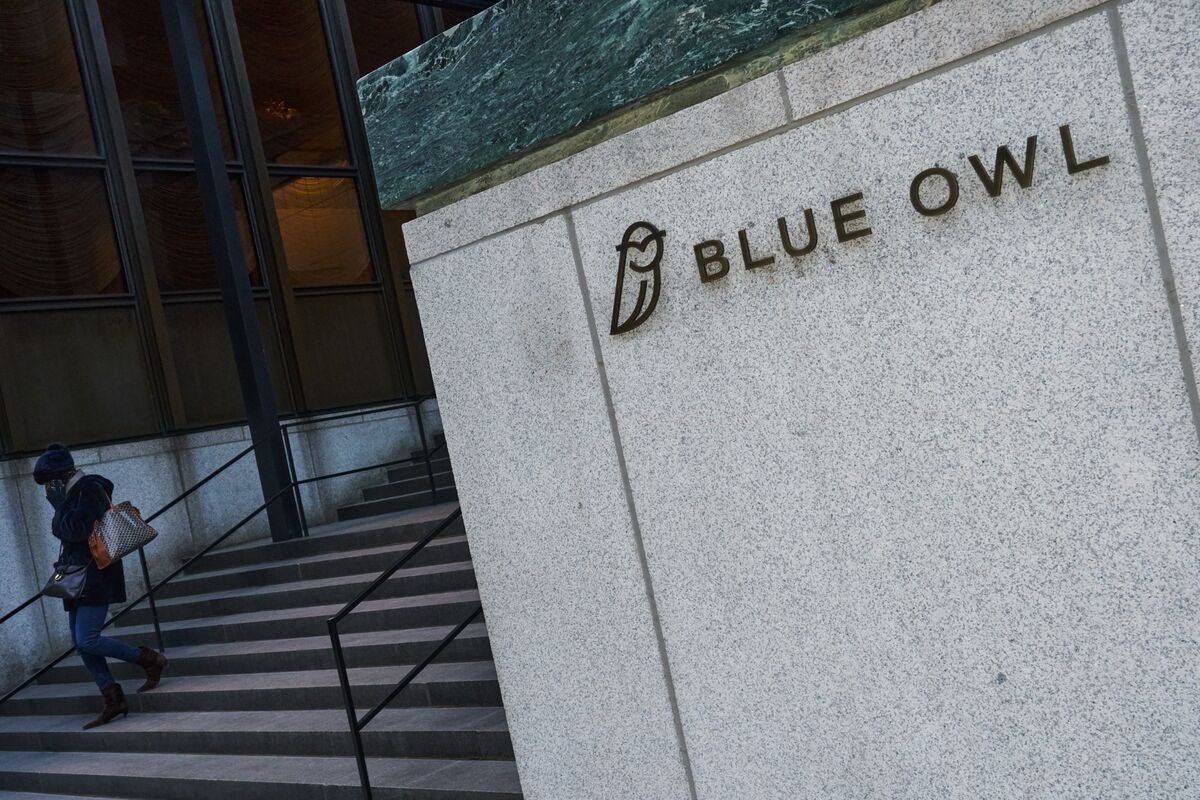 Asset Manager Shares Plunge as Blue Owl Curbs Fund Redemptions