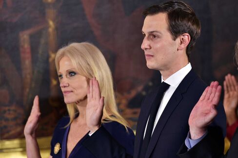 大統領のシニアアドバイザー就任を宣誓するジャレッド・クシュナー氏(右)