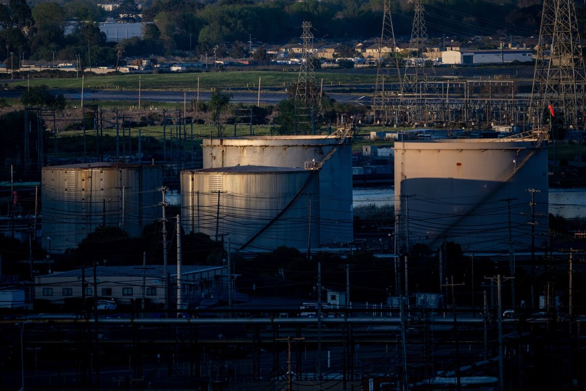 Oil Charges Toward $120 With No End in Sight to US-Iran War - Bloomberg