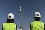 Technicians deploy a portable Dish Network&nbsp;5G wireless tower&nbsp;in Sedalia, Colorado.