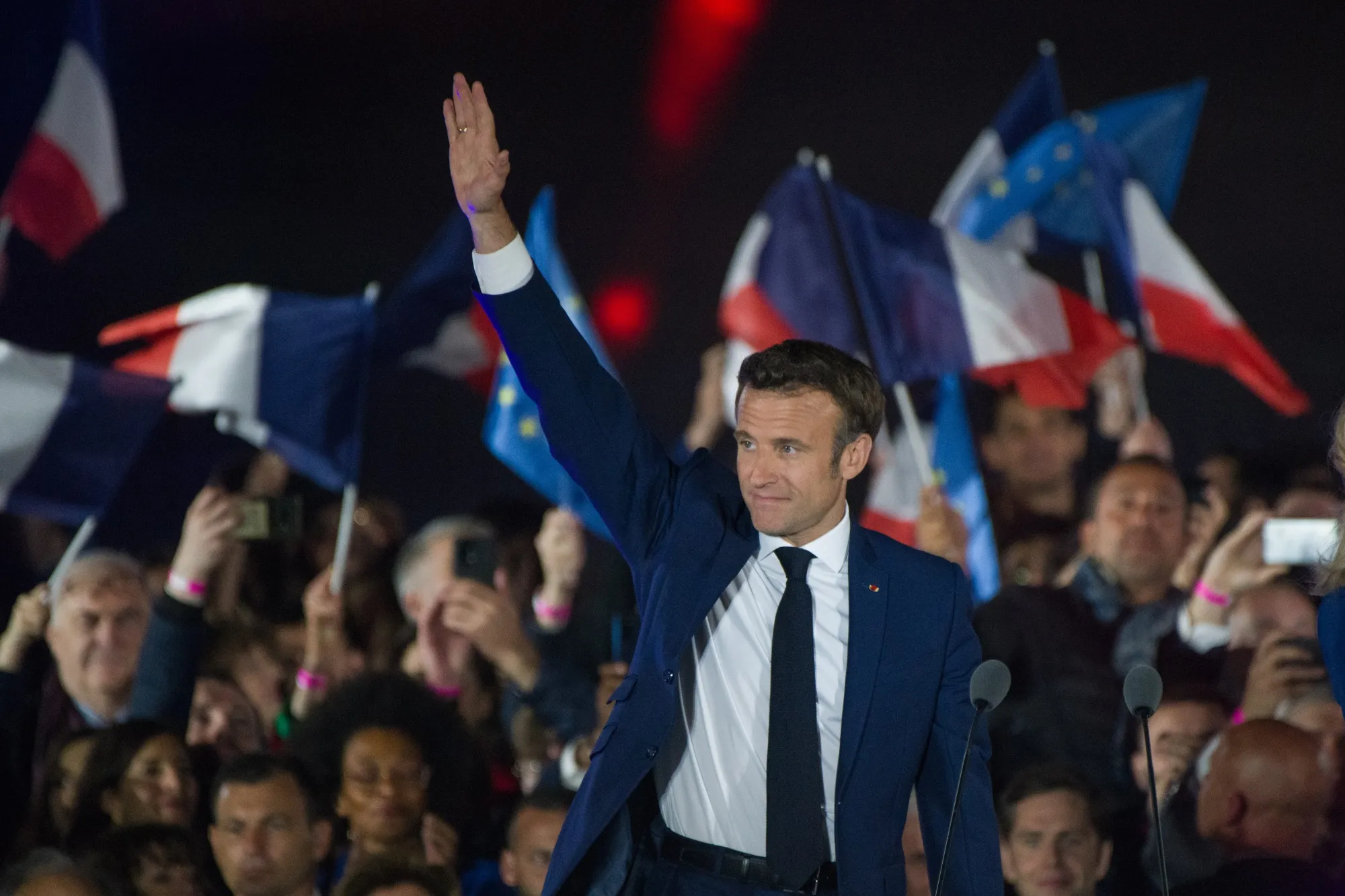 Emmanuel Macron dominates the center to win.
