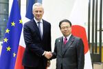 Bruno Le Maire, France's finance minister, left, and Hiroshige Seko, Japan's minister of economy, trade and industry.
