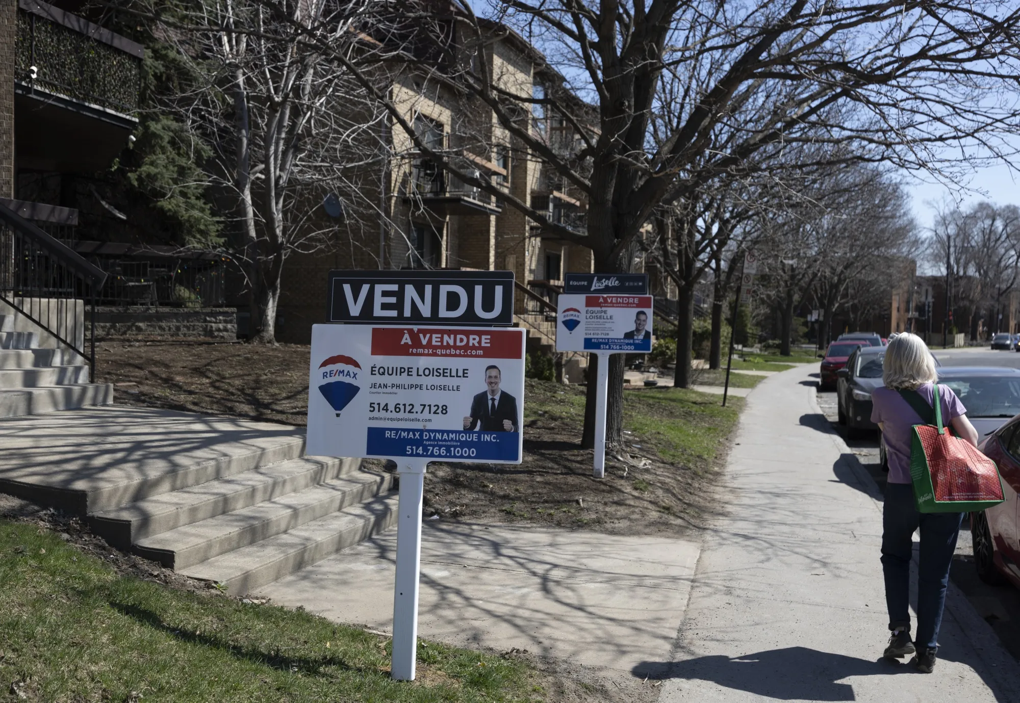 A "Sold" sign on a home in Lasalle, Quebec.&nbsp;The benchmark price for a home in Canada rose to C$723,900 in Apri, up 1.6% from the previous month.