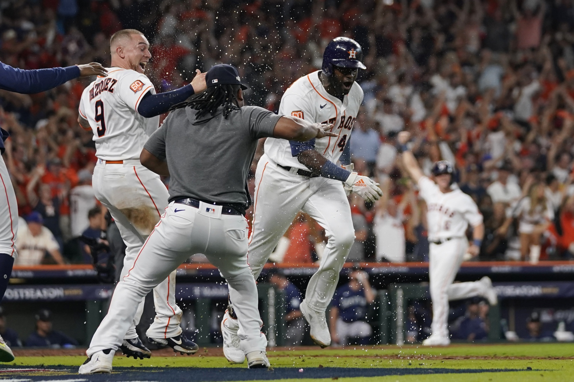 Abreu homers again to power Astros past Twins 3-2 and into 7th straight  ALCS, National