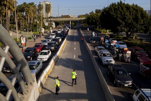 Idling Trucks at Border Cost U.S. $7.8 Billion as Fence is Focus