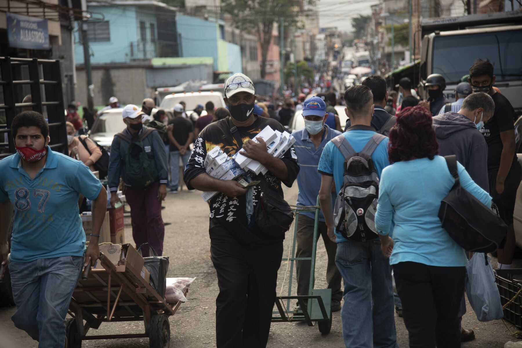 Cigarette Dealers Are The New Dollar Exchange In Caracas