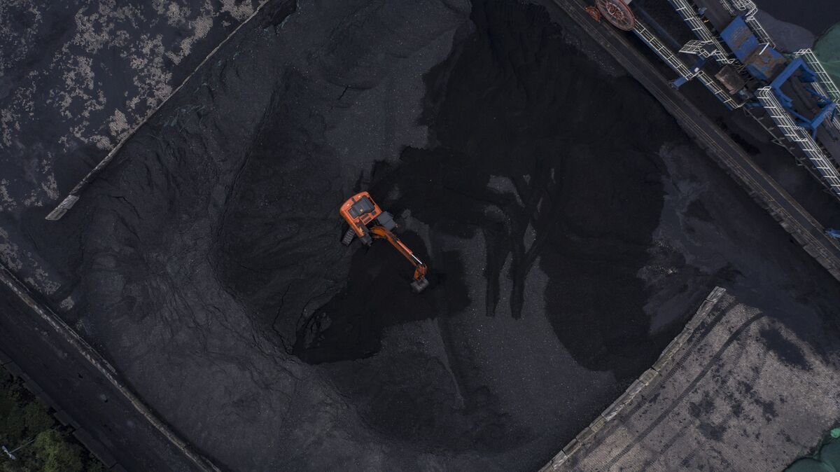 China Conjures a Glut of Coal as Record Imports Swell Supply