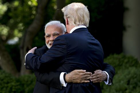 6月にホワイトハウスでトランプと抱き合うインドのモディ首相