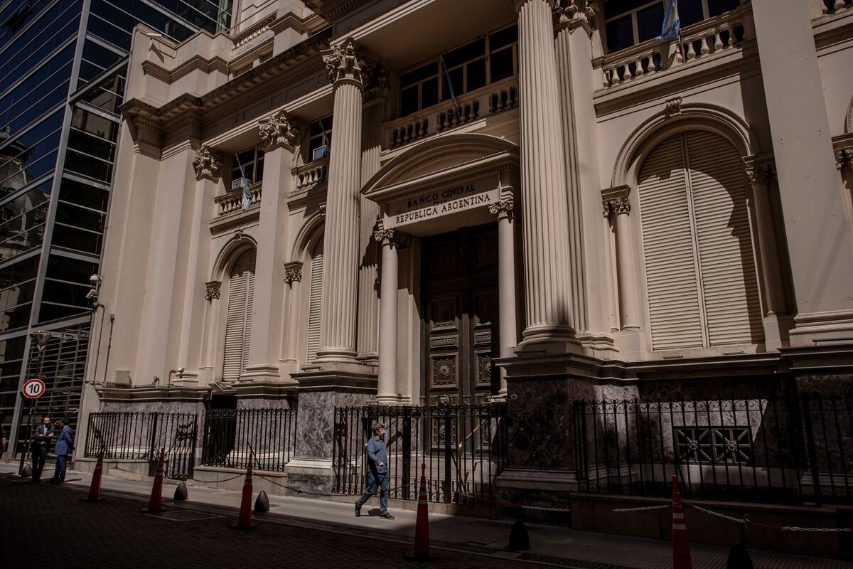 Argentina’s Central Bank Set to Hike Key Rate Again on Price Spike