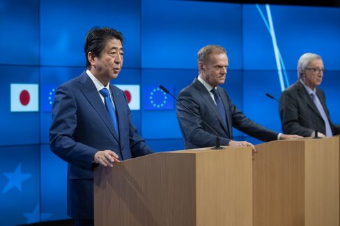 共同記者会見する安倍晋三首相、トゥスクEU大統領、ユンケル欧州委員長