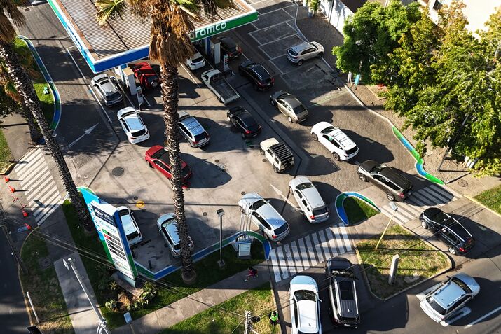 Motorists queue at a gas station in Santiago.