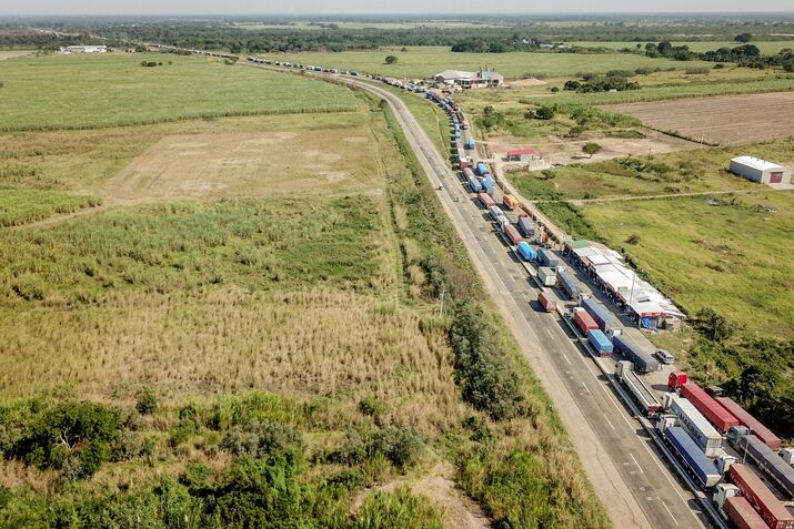 BOLIVIA-ECONOMY-TRUCKERS-PROTEST