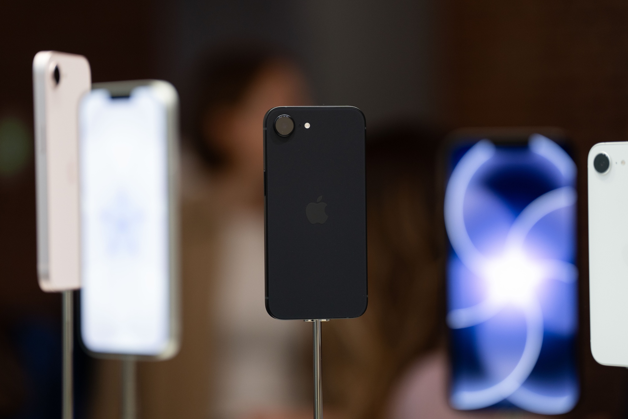 Image associated with story "Apple’s $650 Billion Rally Fueled by Traders Fleeing AI Selloff"