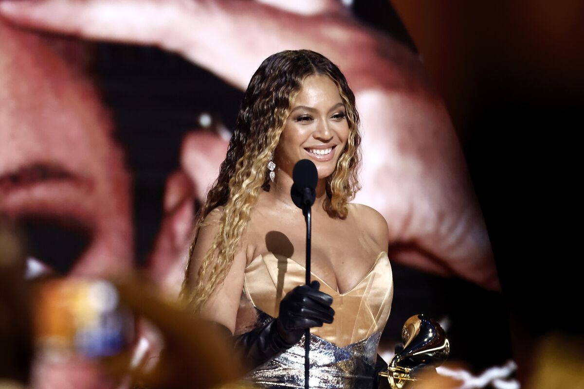 Beyoncé Breaks Record for Grammy Wins But Earns No Top Awards Bloomberg