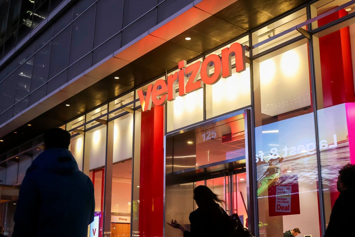 Verizon Cuts Nonunion Workforce 20% in Cost-Slashing Campaign