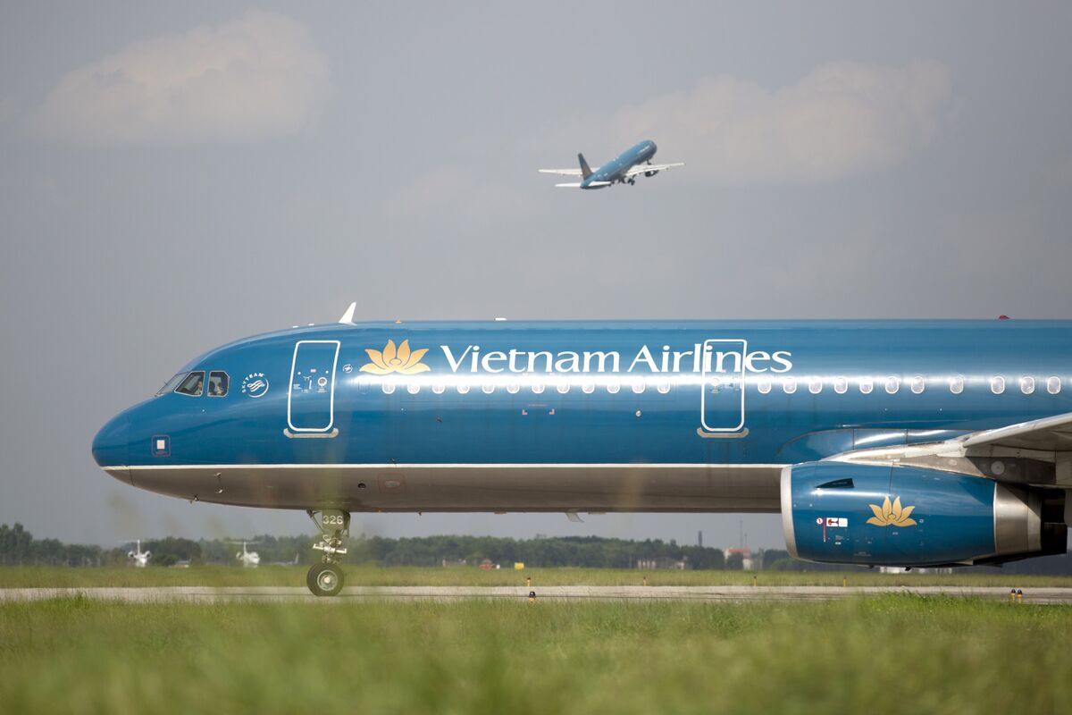 bloomberg.com - Nguyen Dieu Tu Uyen - Vietnam Airlines to Suspend Some Routes as Jet Fuel Risks Rise
