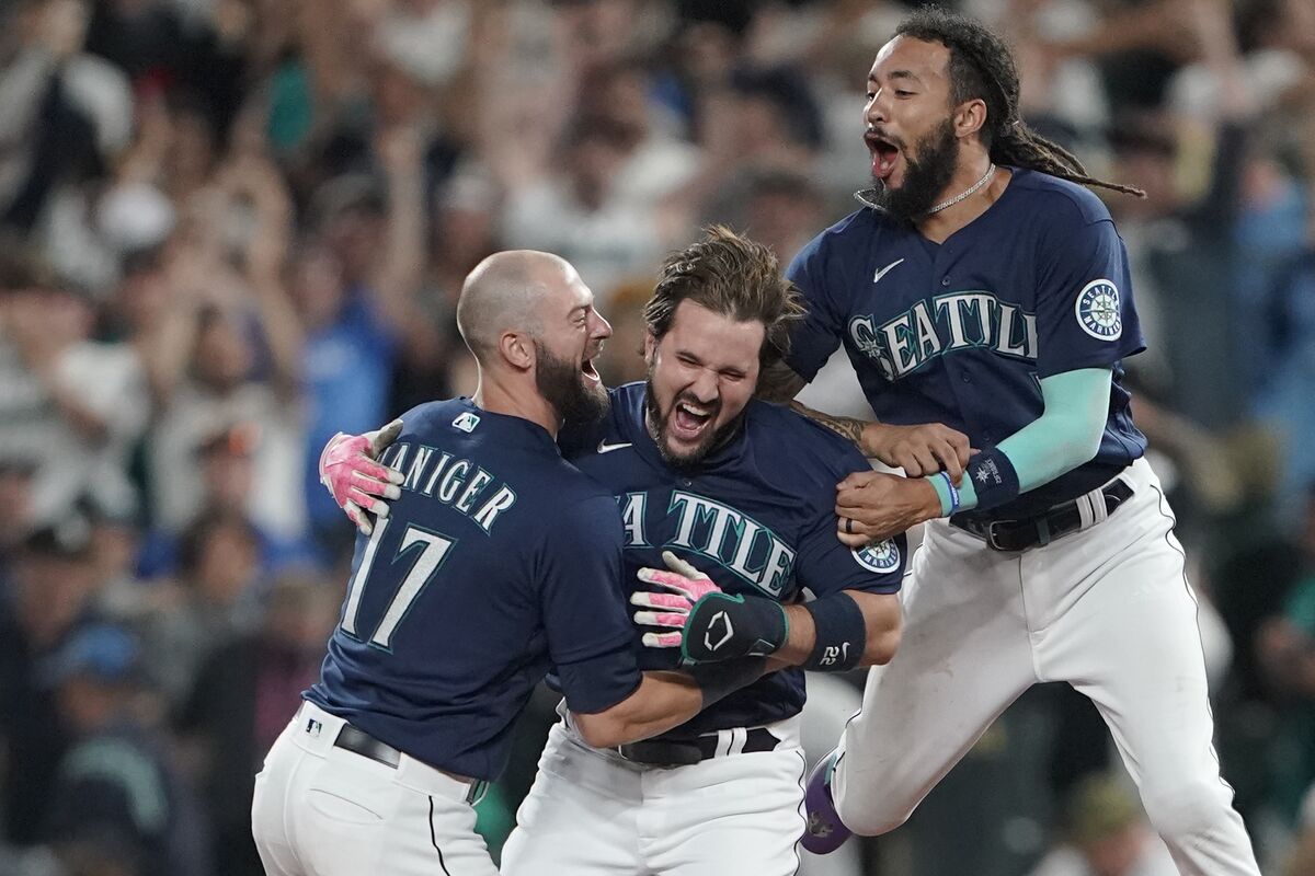 Lucky 13: Mariners Top Yankees in Extras for Tense 1-0 Win - Bloomberg