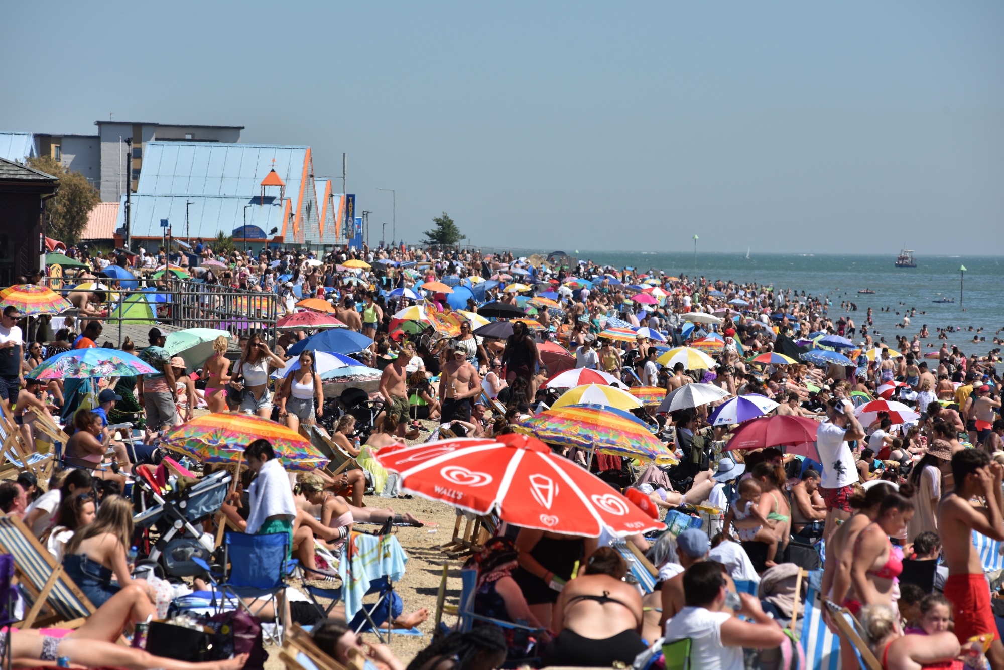 Crowded U.K. Beaches Stir Virus Concern and Official Warning Bloomberg