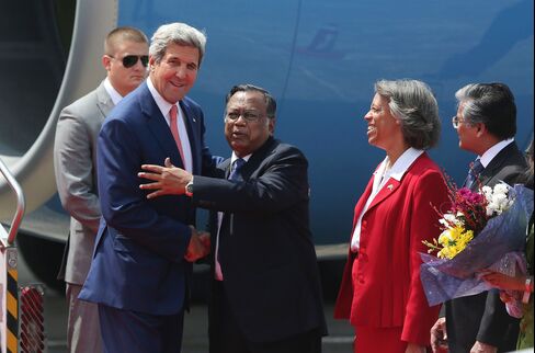 John Kerry meets Mahmood Ali as he arrives in Bangladesh.