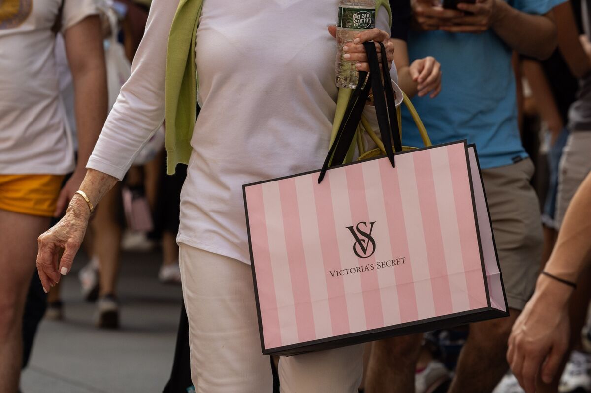 Victoria’s Secret Comeback Shows Progress With Sales Rebound