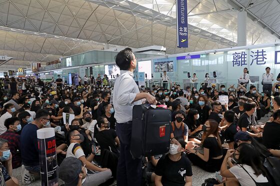 Trump Says Xi Should Meet ‘Personally’ With Hong Kong Protesters