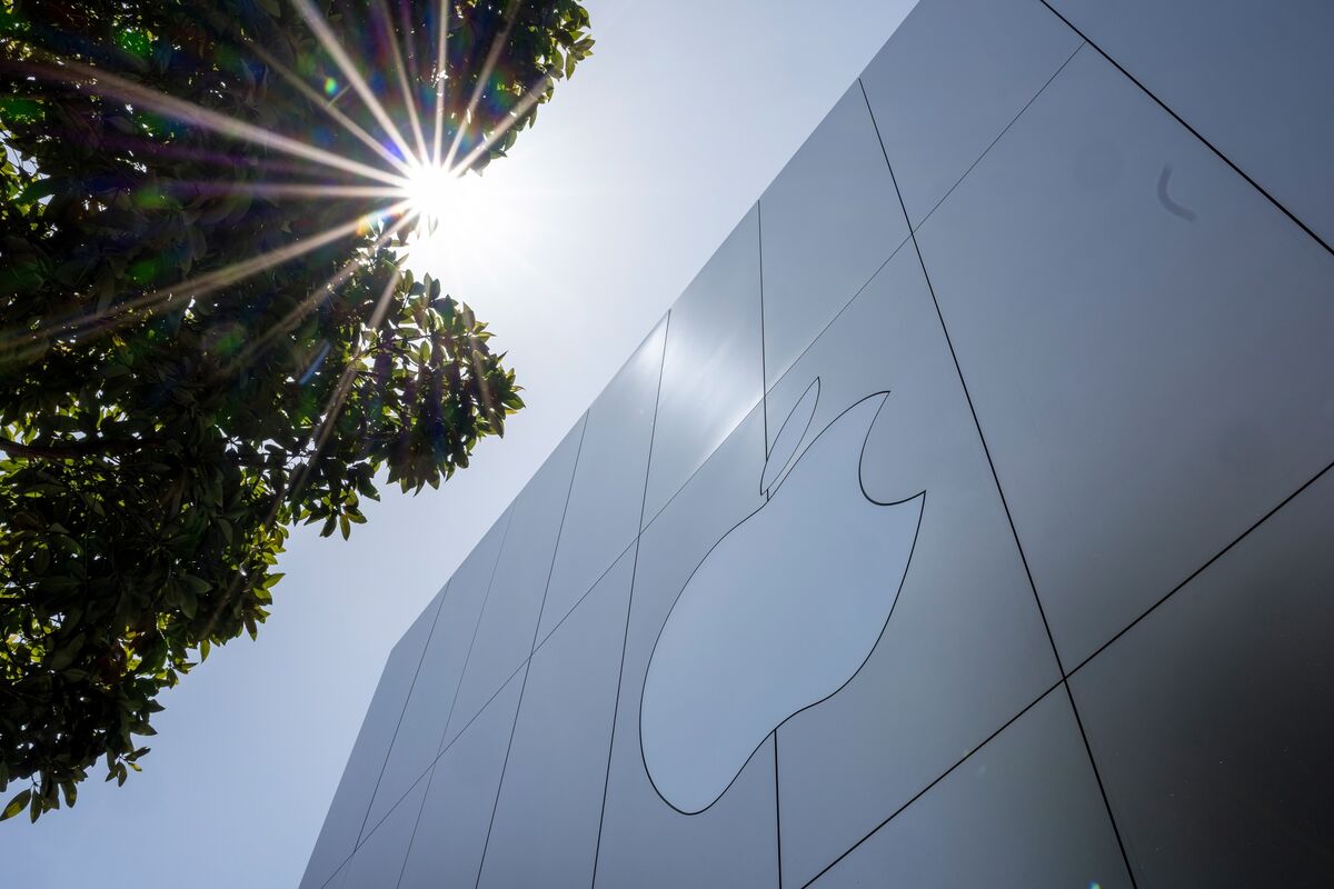 Apple Eyes Intel, Samsung for US Chips