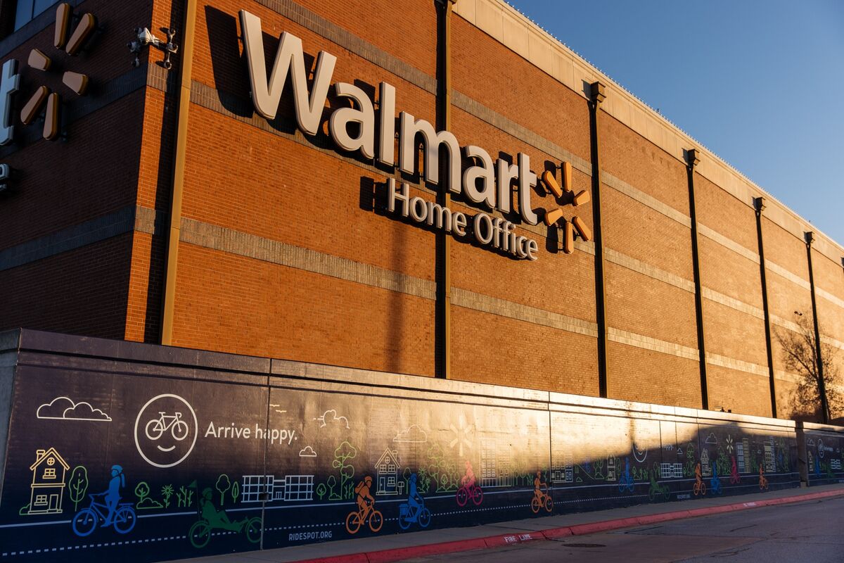 Walmart Worker’s Zoom Outburst Shows Angst Over Relocation Plan