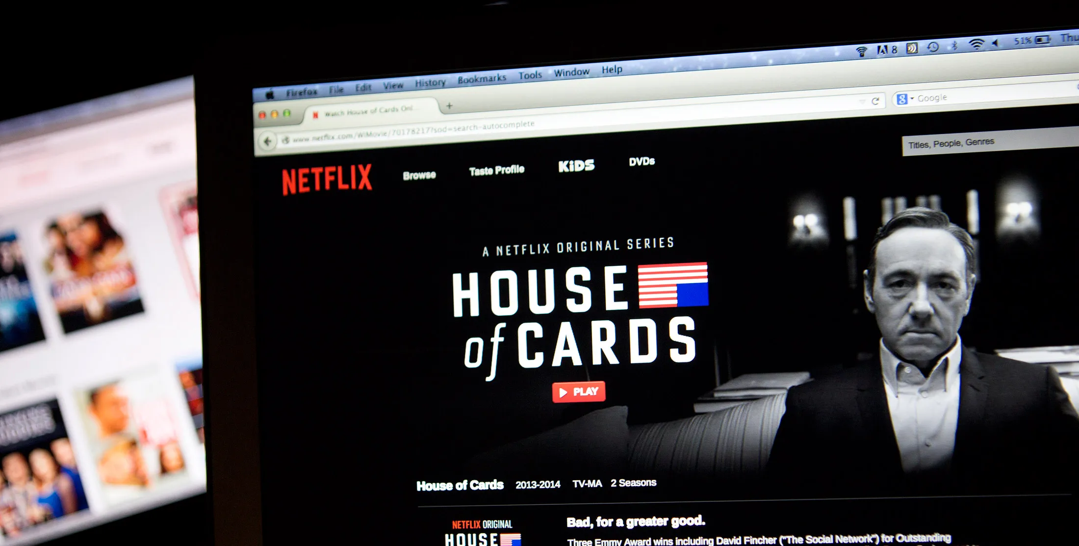The Netflix website displays the "House of Cards" series.
