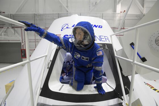 SpaceX Poised to Be First With Astronaut Flights, Beating Boeing