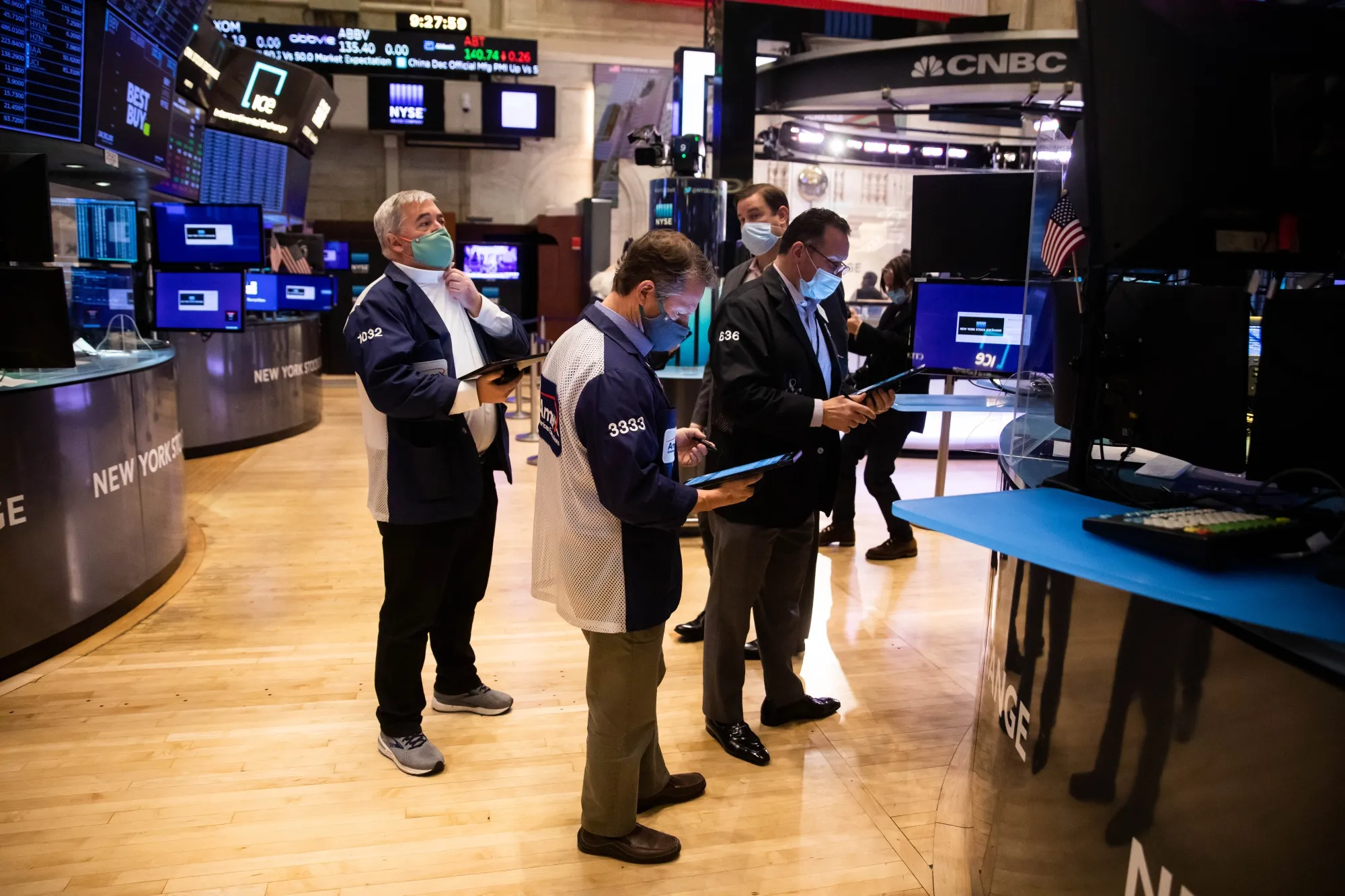 Traders work on the floor of the New York Stock Exchange&nbsp;on Monday, Jan. 3, 2022.