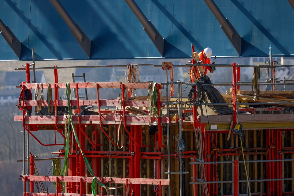 Euro-Zone Wage Growth to Quicken in Second Half of This Year